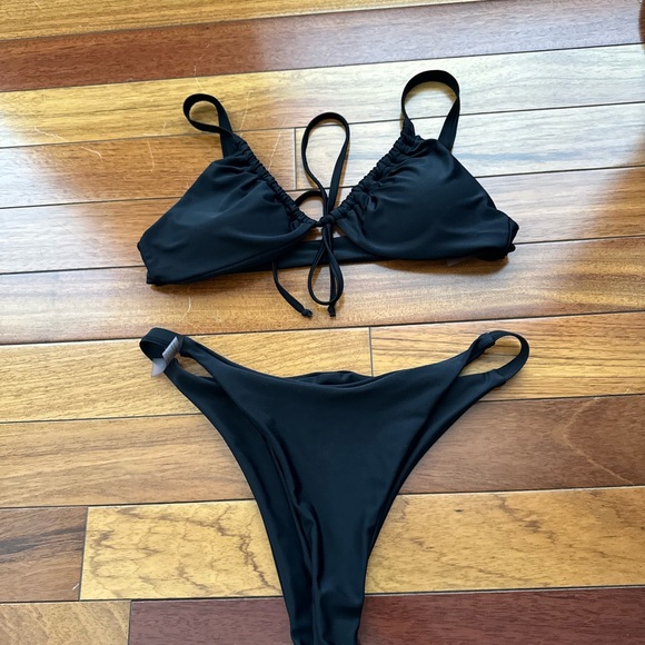 Black bikini! - Picture 1 of 1